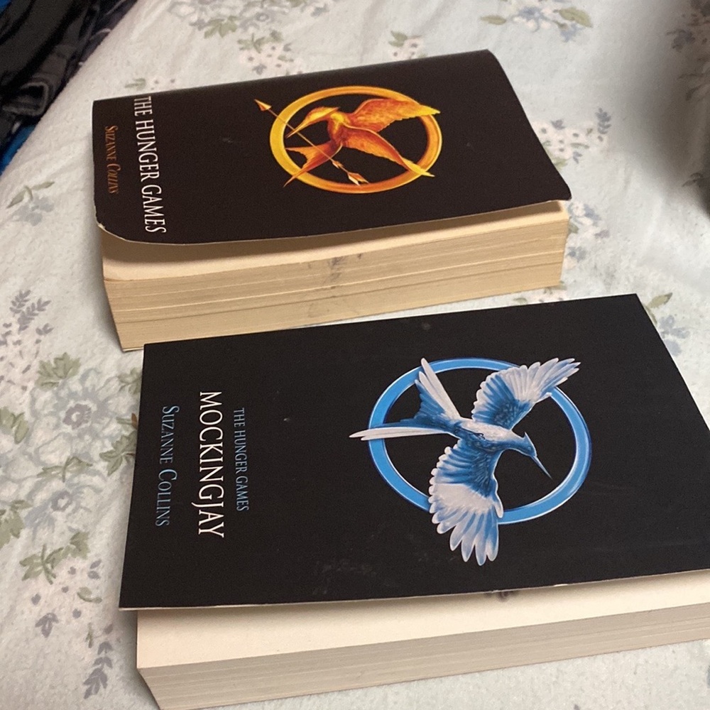 2x Suzanne Collins Novels The Hunger Games & Mockingjay - Picture 8 of 8